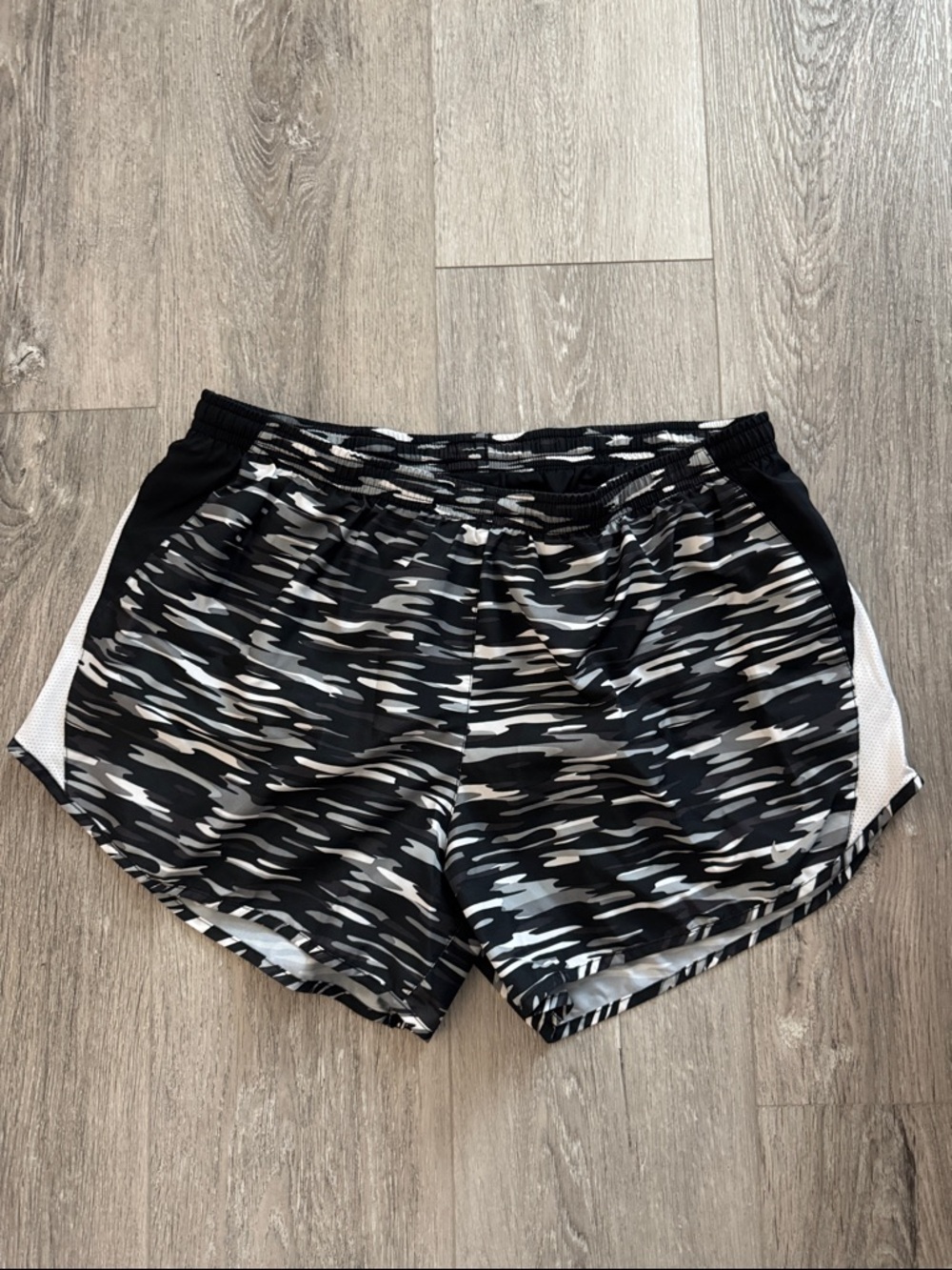 EUC Nike Women’s Black and Gray Camo Athletic Shorts Size L